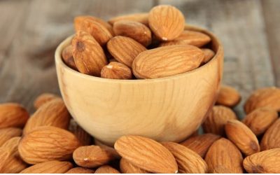 Kacang Almond.